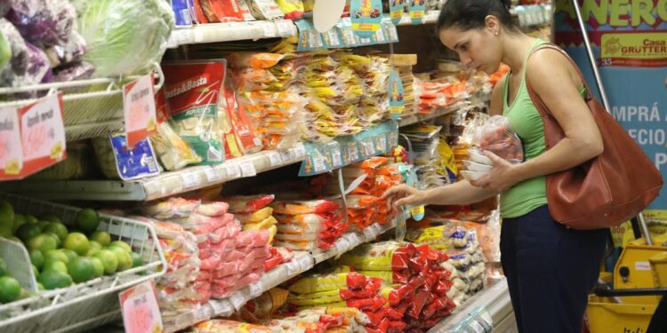 Productos de canasta básica registran baja, según Industria y Comercio
