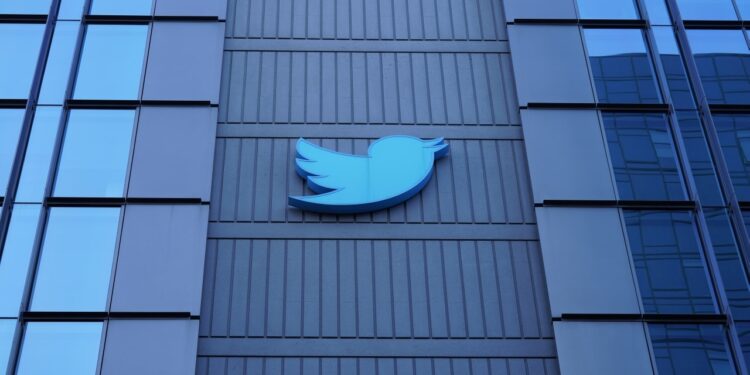 Twitter cierra temporalmente sus oficinas por el inicio de los despidos