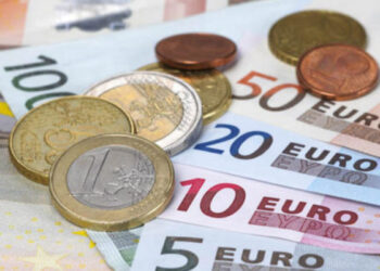 El euro sube tras la mejora del ánimo en los mercados