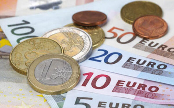 El euro sube tras la mejora del ánimo en los mercados