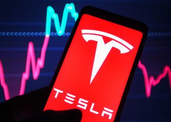 Elon Musk vuelve a vender acciones de Tesla tras comprar Twitter