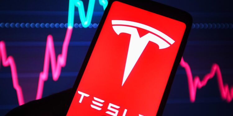 Elon Musk vuelve a vender acciones de Tesla tras comprar Twitter