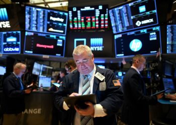 Advierten que habrá más despidos en Wall Street