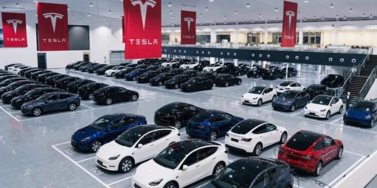 Tesla reduce plan de producción en planta de Shanghai