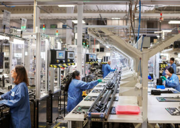 Actividad manufacturera mundial cae en noviembre; presiones sobre los precios ceden