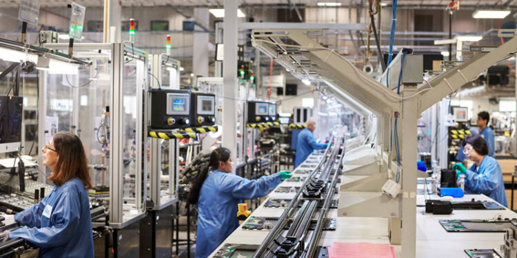 Actividad manufacturera mundial cae en noviembre; presiones sobre los precios ceden