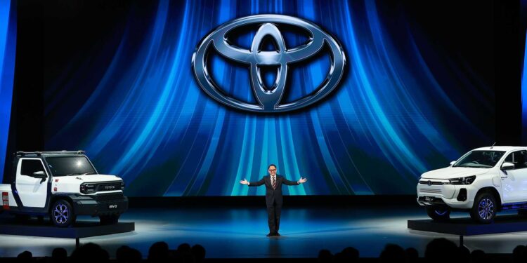 Toyota presentó por primera vez la Hilux Revo BEV Concept