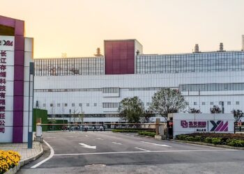 Biden incluirá a empresa china YMTC en lista negra; tomará medidas contra sector de chips de IA