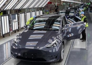 Tesla suspende la producción en la planta de Shanghai
