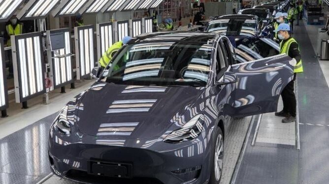 Tesla suspende la producción en la planta de Shanghai