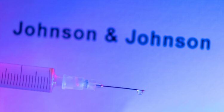 Johnson & Johnson gana un 14 % menos por la caída de ventas de su vacuna anticovid