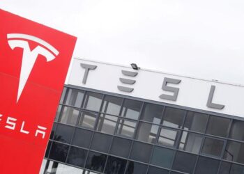 Acciones de Tesla caen con fuerza ante preocupación por demanda y logística