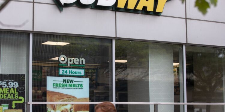 Subway explora una posible venta: WSJ
