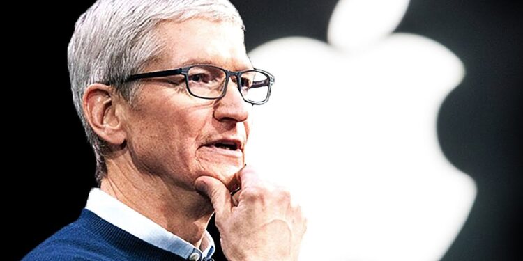 Tim Cook cobrará en Apple 40% menos en 2023 tras pedir un ‘ajuste’