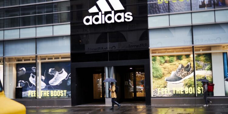 Adidas se desploma y ruptura con Kanye West provoca nuevo aviso de beneficios