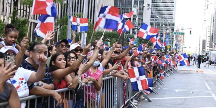Más de 303,975 dominicanos emigraron en 2022, según el Index