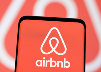 Acciones de Airbnb se disparan tras cerrar su primer año rentable