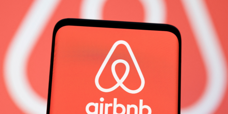 Acciones de Airbnb se disparan tras cerrar su primer año rentable