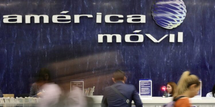 Ganancias de Slim bajan: utilidad de América Móvil cae 60.4% en 2022