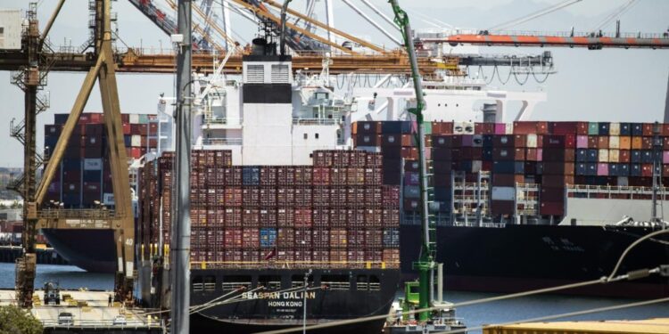 El déficit comercial de EE.UU. subió el 12.2% en 2022 con un dólar fuerte