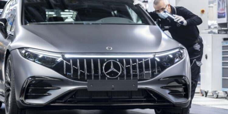 Mercedes-Benz anuncia que sus autos tendrán ‘súpercomputadoras’ y colaboración con Google para competir contra Tesla