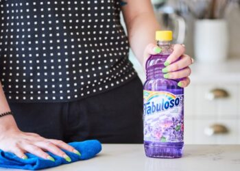 Retiran 5 millones de botellas de Fabuloso, por contaminación bacteriana en EU
