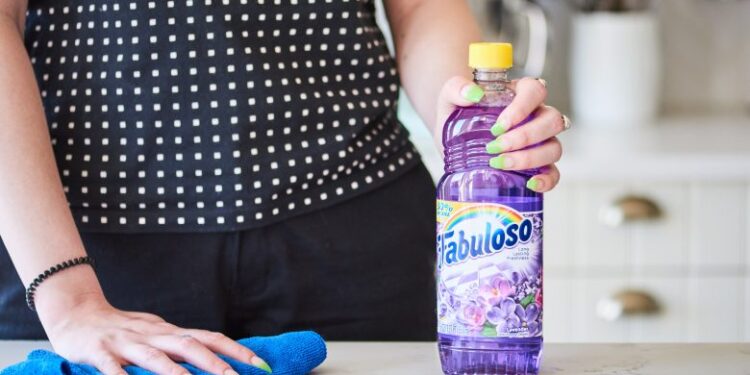 Retiran 5 millones de botellas de Fabuloso, por contaminación bacteriana en EU