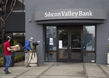 La banca española se desploma por la quiebra del SVB y el temor a un «efecto contagio»: el Ibex sufre su mayor caída desde junio de 2022