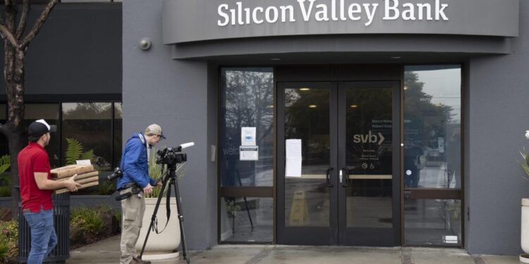 La banca española se desploma por la quiebra del SVB y el temor a un «efecto contagio»: el Ibex sufre su mayor caída desde junio de 2022