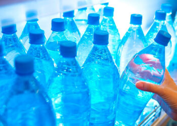Hay millones de personas sin agua potable. La ONU acusa a las embotelladoras