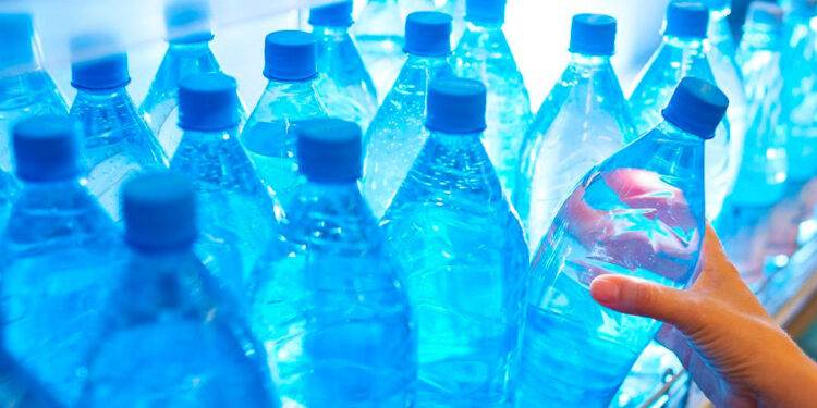 Hay millones de personas sin agua potable. La ONU acusa a las embotelladoras