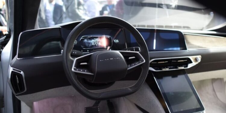 El fabricante de autos eléctricos Lucid eliminará 1,300 puestos de trabajo