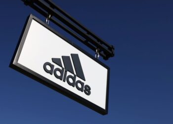 Adidas se retracta de su oposición al diseño de Black Lives Matter de las tres rayas