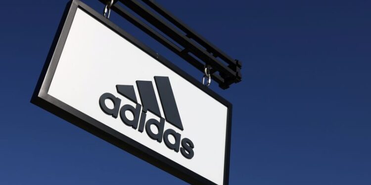 Adidas se retracta de su oposición al diseño de Black Lives Matter de las tres rayas