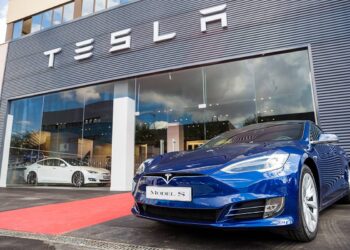 Tesla resiste con avances a pesar de la volatilidad de Wall Street