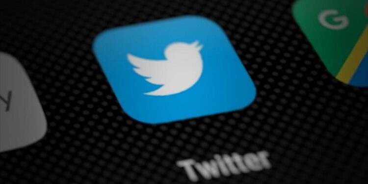 Musk dice Twitter puede aumentar los ingresos con anuncios más relevantes