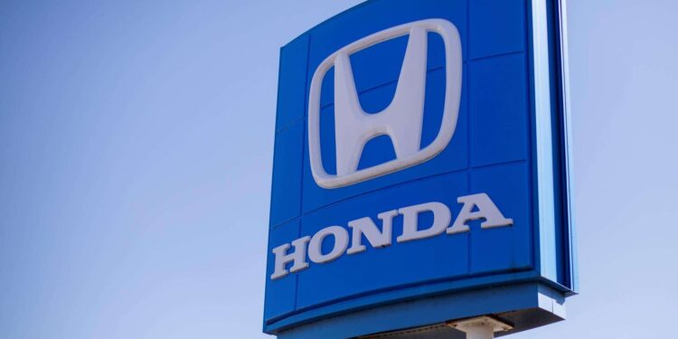 Honda llama a revisión a 330,318 vehículos por problemas en espejos