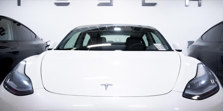 Tesla vuelve a reducir sus precios en EU para incentivar la demanda