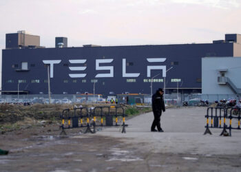 Trabajadores de Tesla en Shanghái reclaman a Elon Musk por recortes de bonos