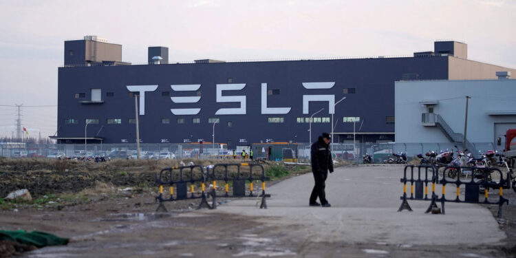 Trabajadores de Tesla en Shanghái reclaman a Elon Musk por recortes de bonos