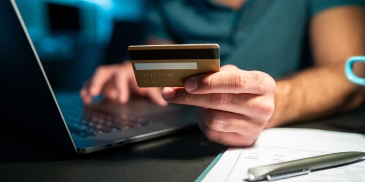 Más del 60 % de los consumidores recibe dinero a través de transferencias bancarias