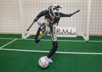 ARTEMIS, un robot humanoide que juega al futbol, está listo para salir al campo