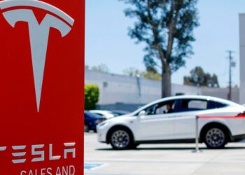 Tesla condenada a pagar 3.2 mdd por discriminación racial