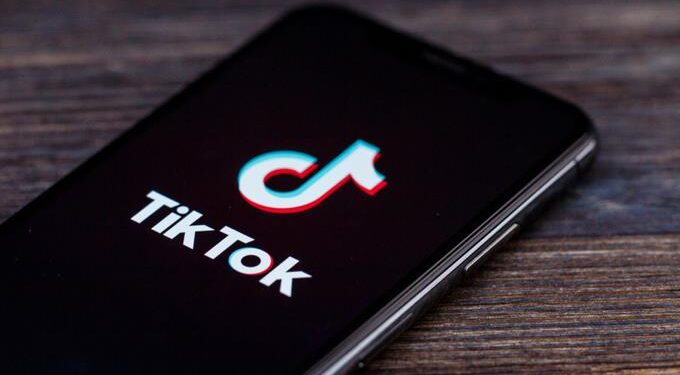TikTok es multado con 16 MDD en Reino Unido por no proteger a menores de 13 años