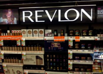 Revlon sale de la quiebra con una reducción de su deuda de 2,700 mdd