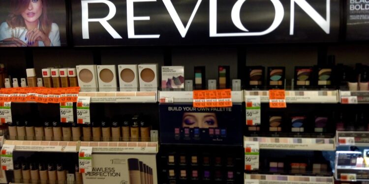 Revlon sale de la quiebra con una reducción de su deuda de 2,700 mdd