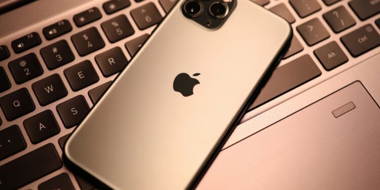 Apple no se salva y registra 3% menos en ingresos