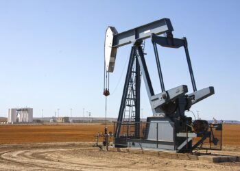El petróleo de Texas baja un 4,4 % y cierra en 69,46 dólares el barril