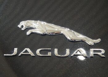 La automotriz Jaguar liberó al felino de su imagen y se queda sólo con palabras