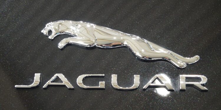 La automotriz Jaguar liberó al felino de su imagen y se queda sólo con palabras